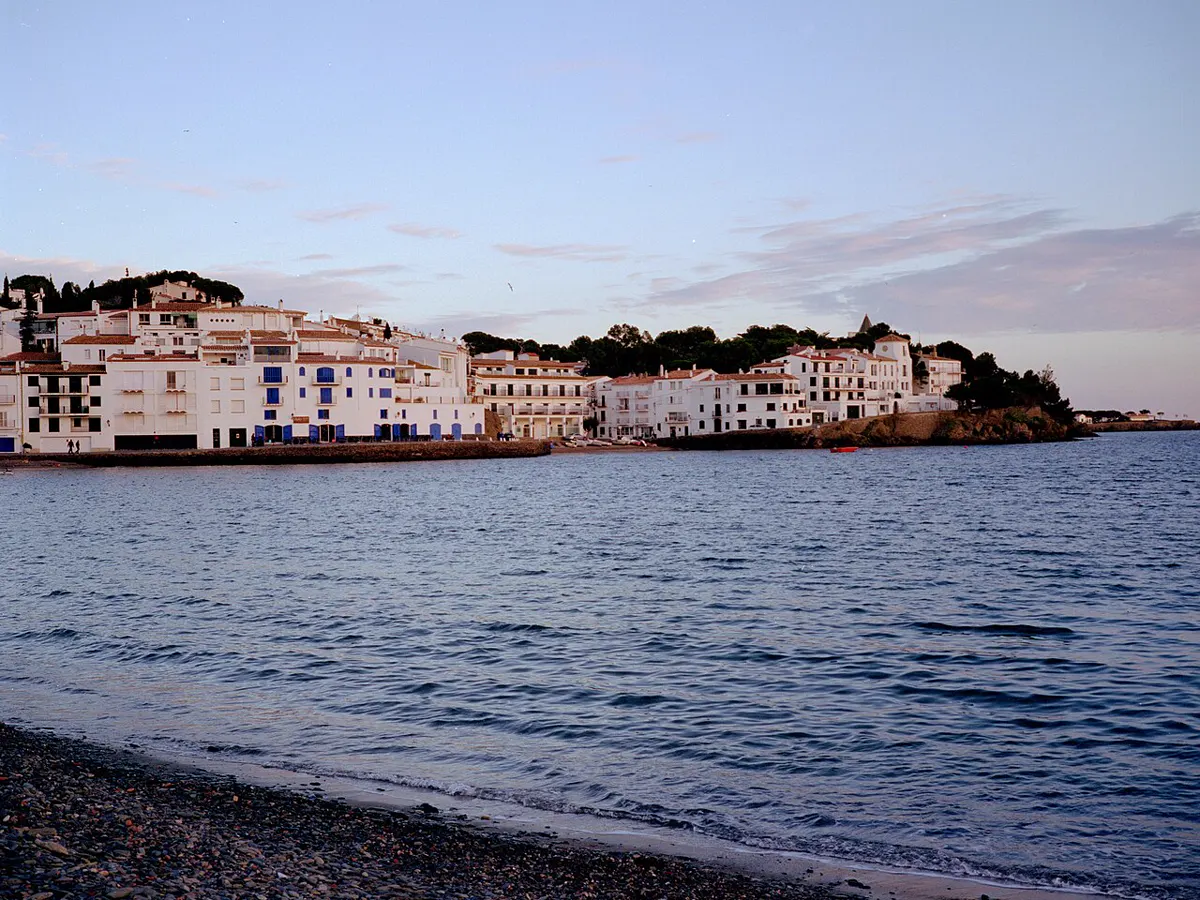 Pueblo blanco de Cadaqués frente al mar