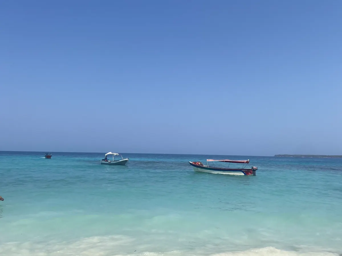 Aguas turquesa y arena blanca
