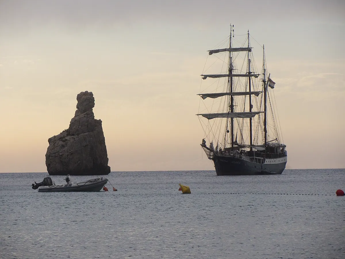Velero clásico junto a un islote en Ibiza