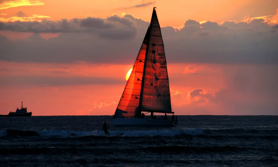 Velero navegando al atardecer